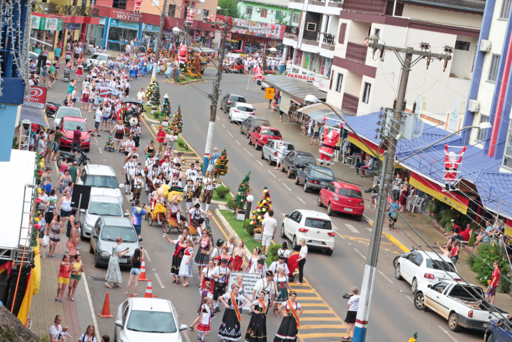 Desfile das Origens reúne entidades, piratubenses e turistas no Kerb