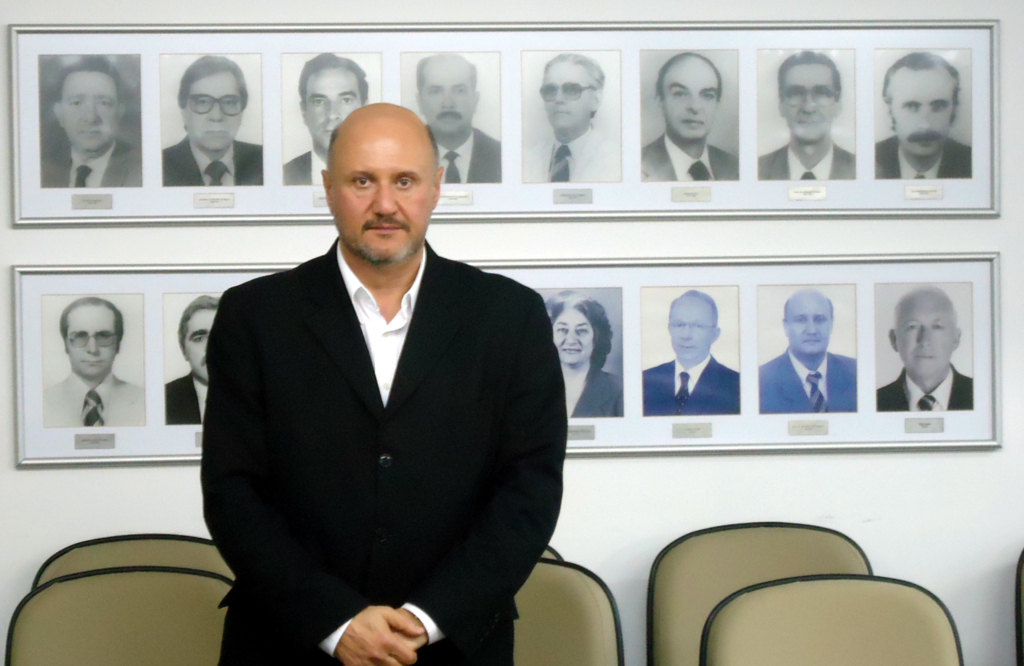 REITOR ADELCIO COMUNICA LANÇAMENTO DE PRIMEIRO LIVRO DO MESTRADO