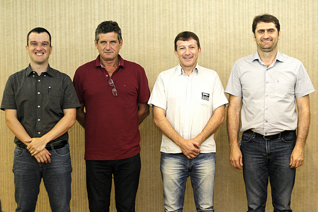  - O diretor executivo da ABCS, Nilo de Sá, em companhia do presidente da APS, Jacir Dariva, do presidente da ACCS, Losivanio Luiz de Lorenzi, e do presidente da Acsurs, Valdecir Luis Folador.