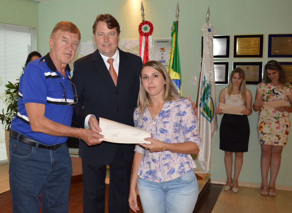  - Jaqueline Correa nova coordenadora do Conselho Tutelar recebendo o diploma do prefeito Rafael e do secretário Mário Wolfart.