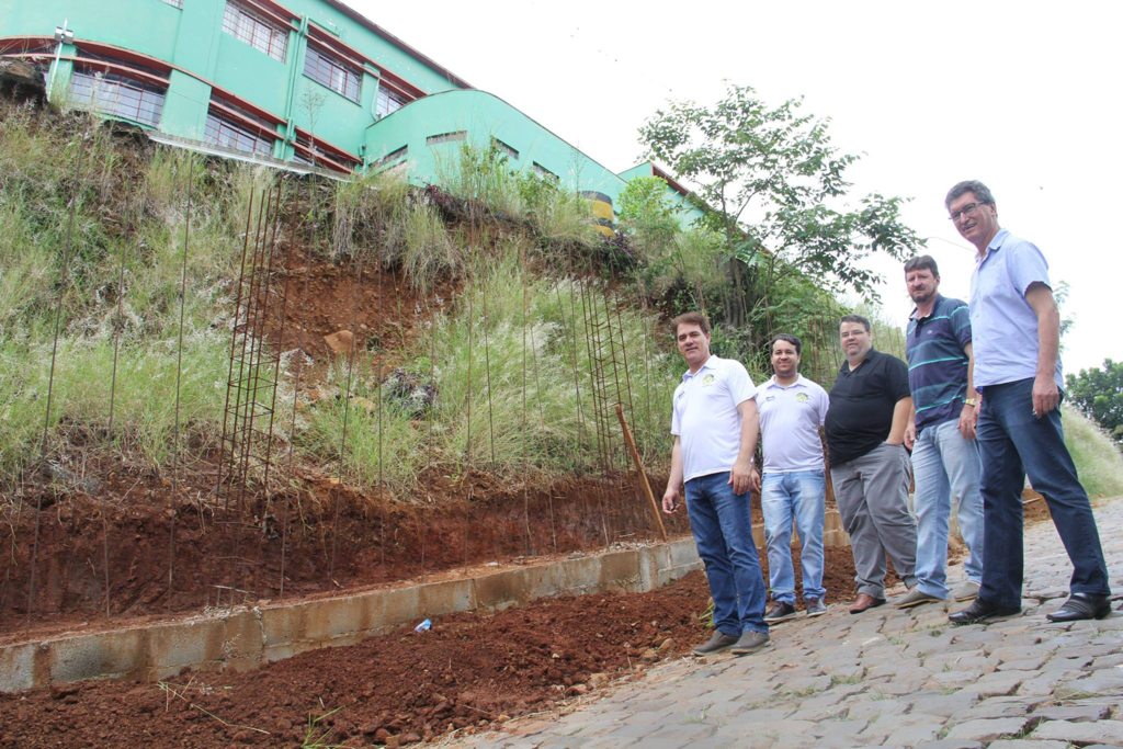  - Para o bem da informação, antes mesmo do atual governo ter assumido a Prefeitura, o mencionado barranco já vinha cedendo ao longo do tempo, inclusive, desmoronando terra, pedras, vegetação, cerca (proteção) etc.