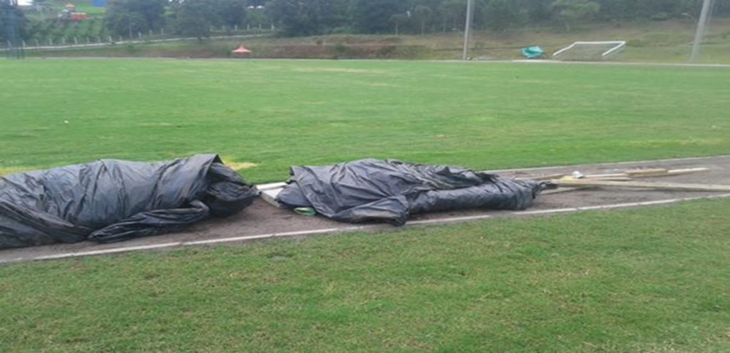  - Lonas pretas depositadas na pista