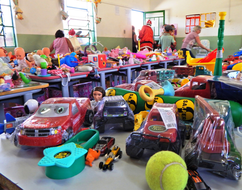 SDR Campos Novos entrega kits escolares aos alunos