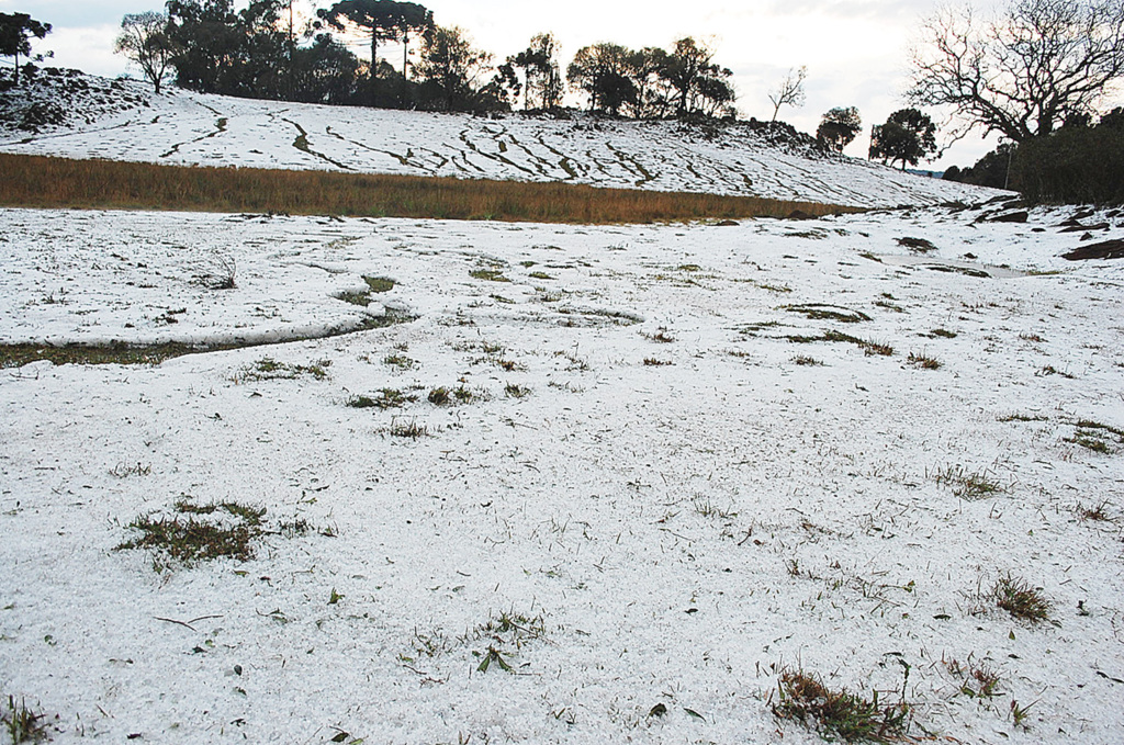 Tempestade de granizo causou transtornos e prejuízos em Anita Garibaldi