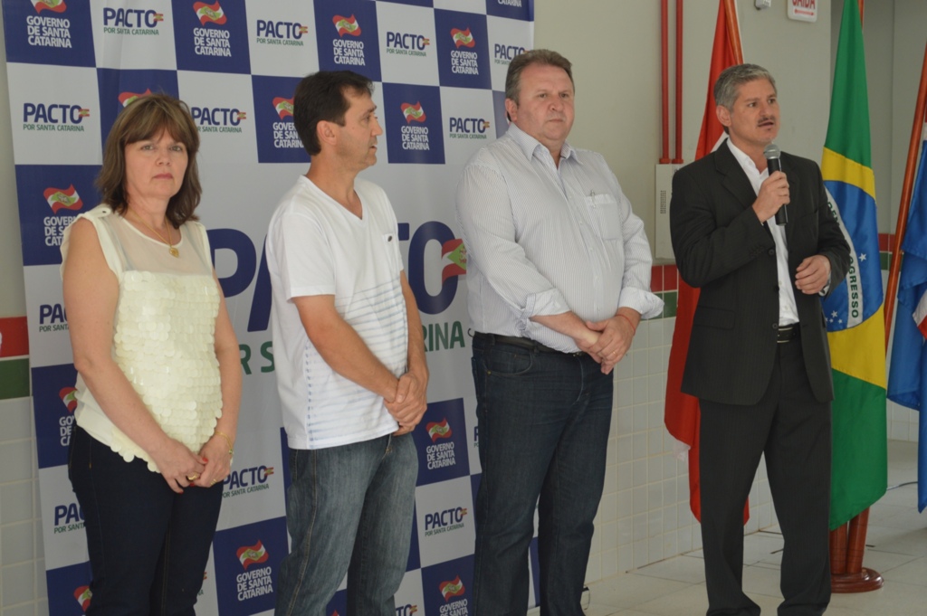 Secretário Ferri inaugura Escola em Piratuba