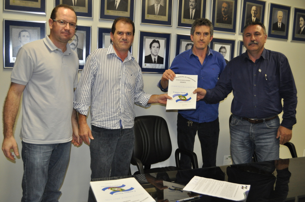 Empresários assinam contratos de terrenos adquiridos em áreas industriais