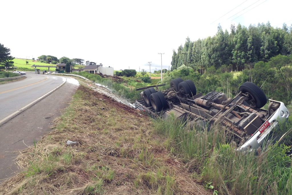 Caminhoneiro desvia de dois cachorros e resulta no capotamento do caminhão, no trevo de Zortéa