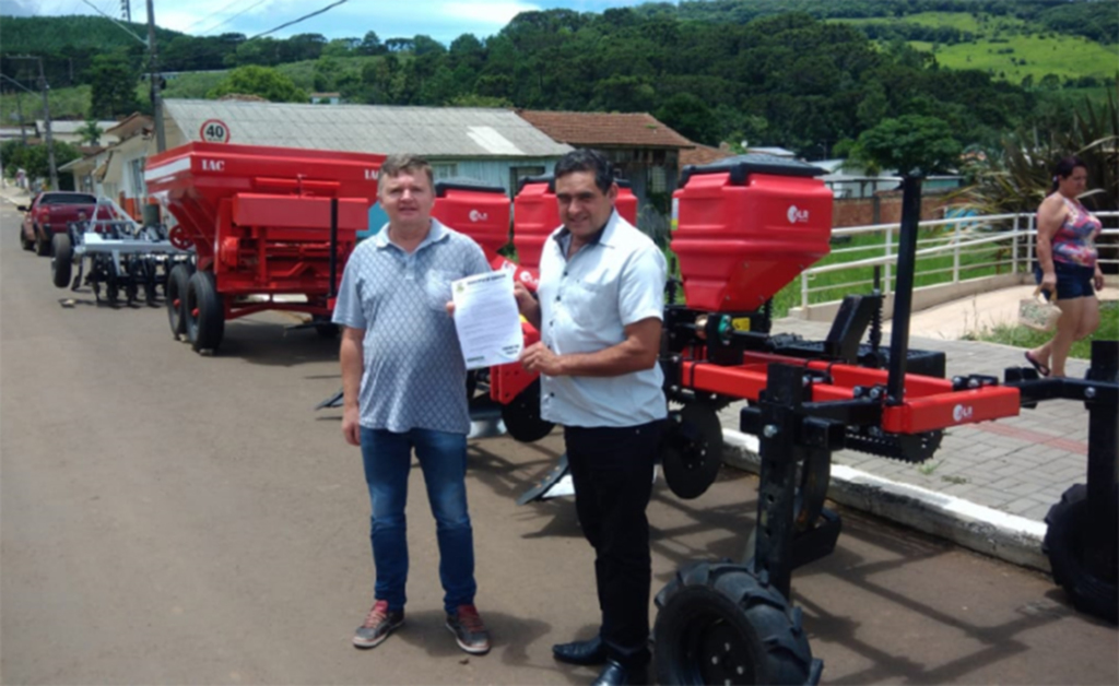 Equipamentos  agrícolas são  entregues à Secretaria Municipal  de Agricultura de Vargem