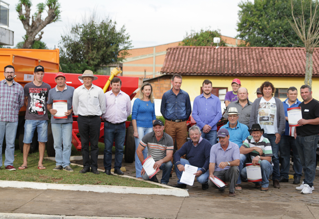 Entrega de equipamentos para os agricultores de Celso Ramos