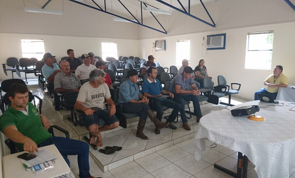 Agricultores recebem informações  sobre programas da Epagri