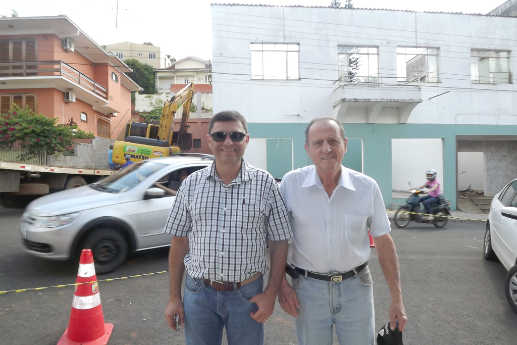  - Sartori e Dinho diante das futuras instalações do Edifício Ópera.