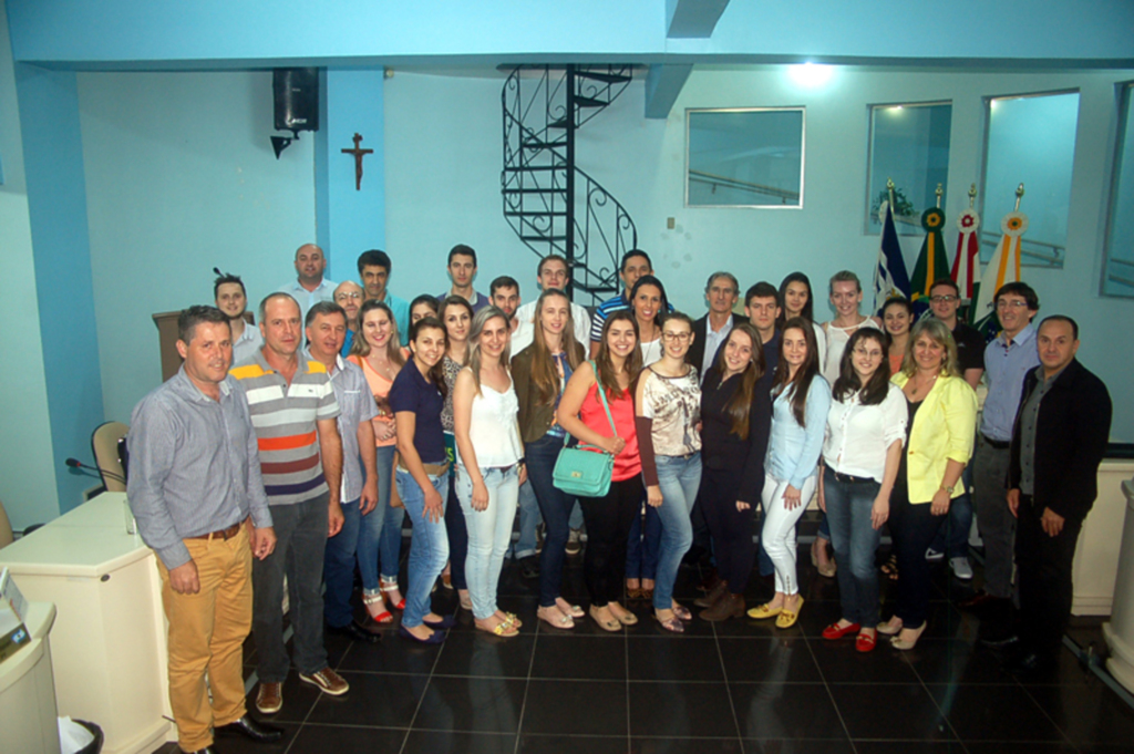  - Professor e alunos do curso de Administração da Unoesc, justamente com os vereadores.