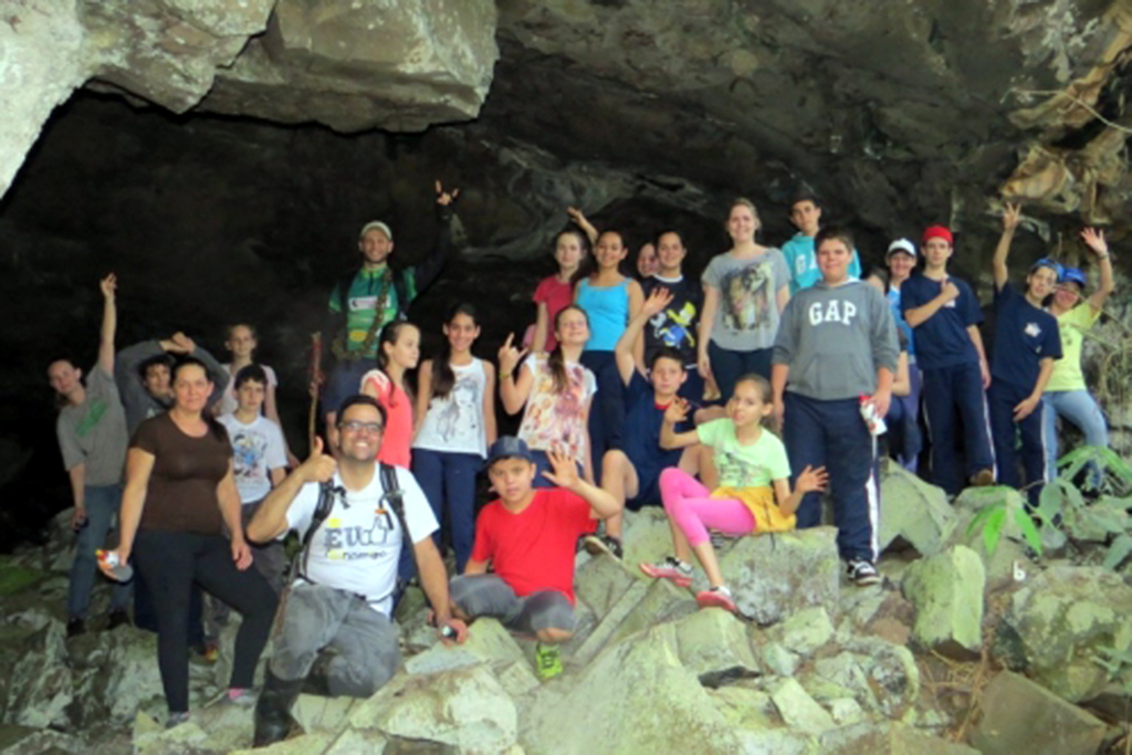 Escola Kleinübing (Haiala) e os alunos do Clubinho do Meio Ambiente num passeio nas cavernas do Avai