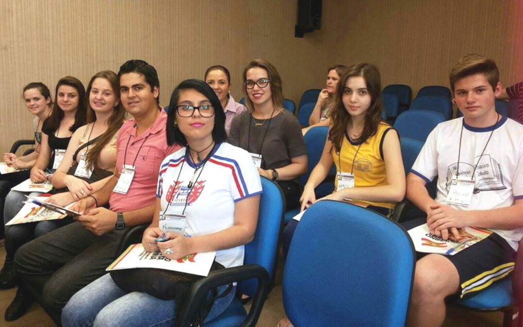 - Capinzalenses ajudando a concretizar o tema: ?As várias formas de mudar o Brasil?, quanto aos diretos da Juventude.