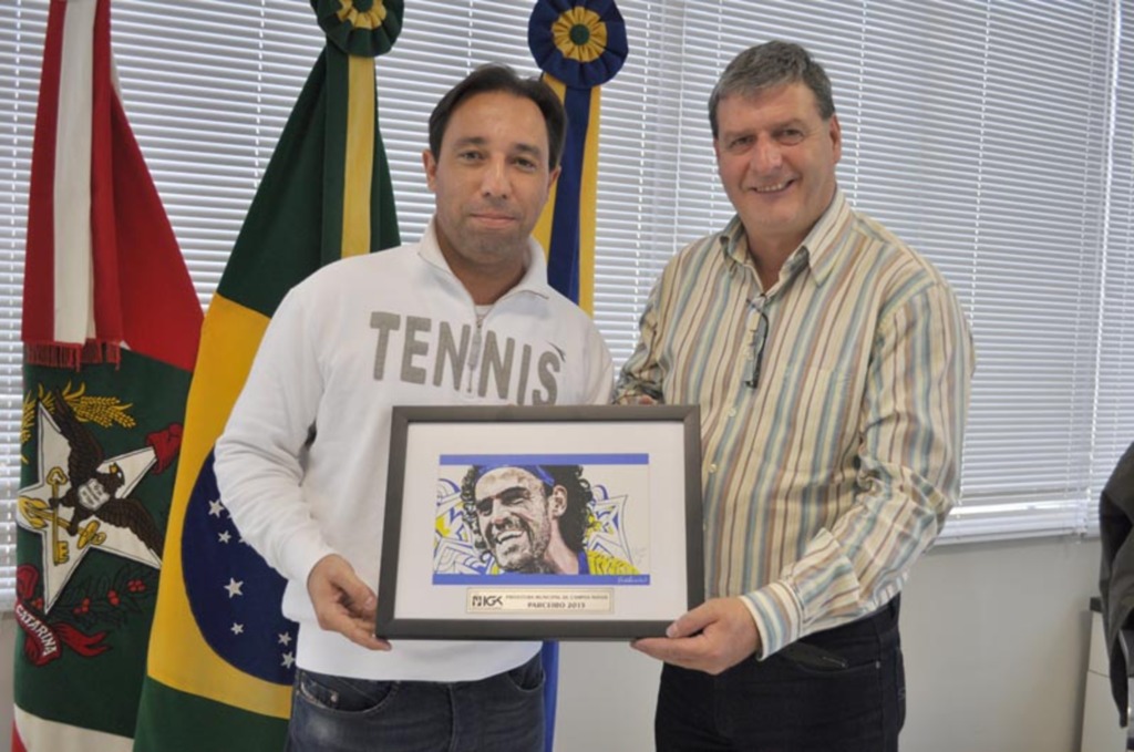Prefeitura recebe quadro de homenagem do IGK