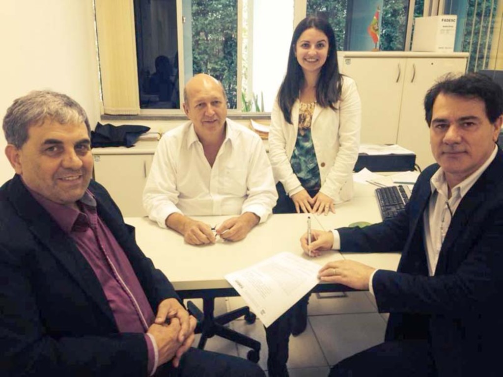  - O Prefeito Andevir Isganzella e Vice-prefeito Wilson Luiz Farias estiveram nesta terça feira em Florianópolis na Sede Administrativa do governo do estado para acertar os últimos detalhes e assinar o aditivo do Convênio.