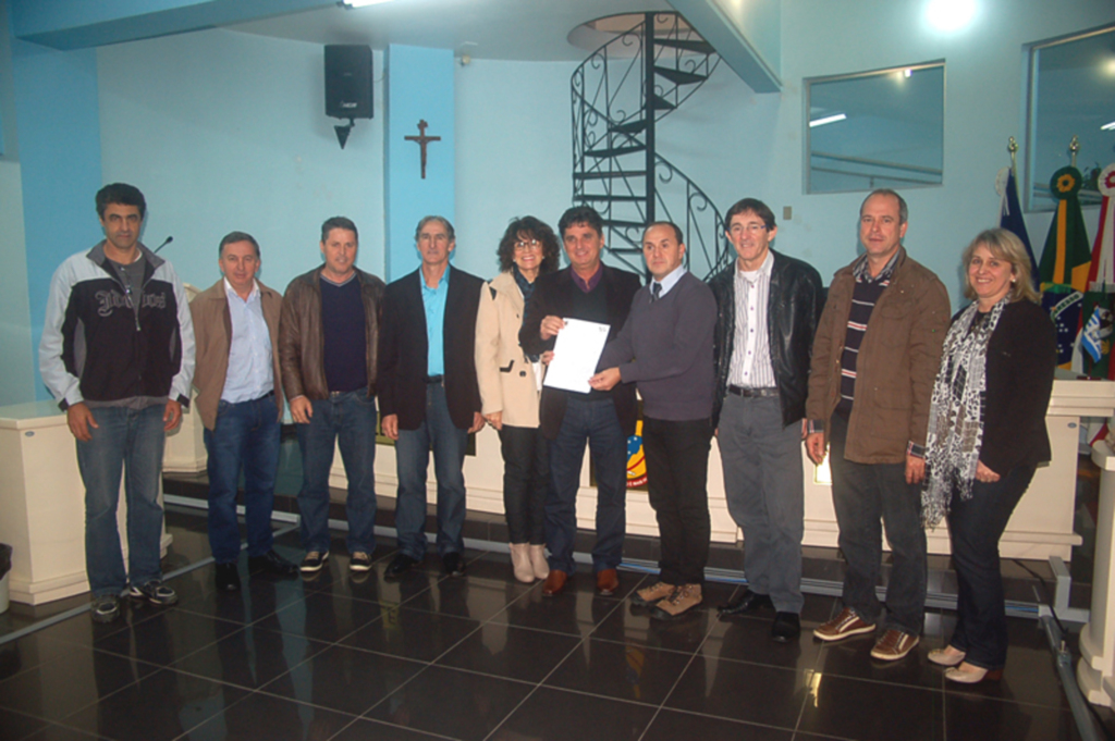Câmara de Vereadores de Capinzal homenageia professor e diretor da Escola Belisário Pena
