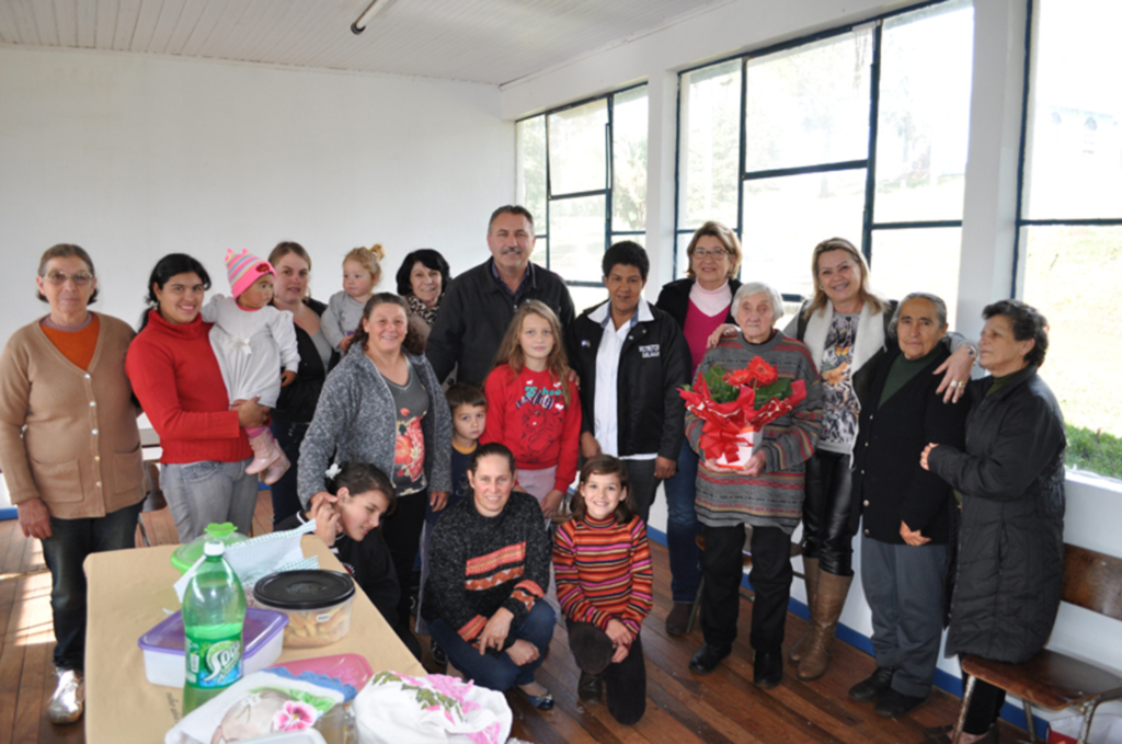 Prefeito visita Clube de Mães do Espinilho e entrega reforma da sala para o grupo
