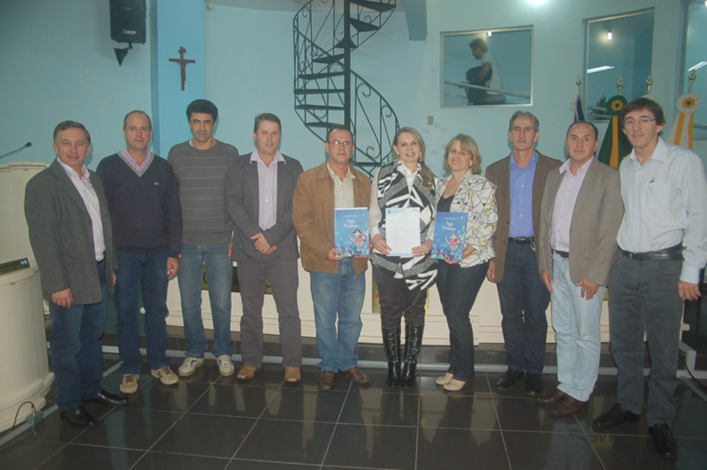  - Carlos Adriano Zocoli (PSDB), Senair Bressan (PMDB), Antonio Carlos Mantovani (PT) Amarildo Pedro Fachin (PMDB), Aldair Brandão (Penteado, do PSD), homenageada Maria Helena, Cimara Moreira Baú (PMDB), líder de bancada do PMDB (Alcedir Afonso Coronetti, Valdelir Francisco de Souza (Jegue, do PMDB) e Enio José Paggi (presidente do Legislativo ? DEM).