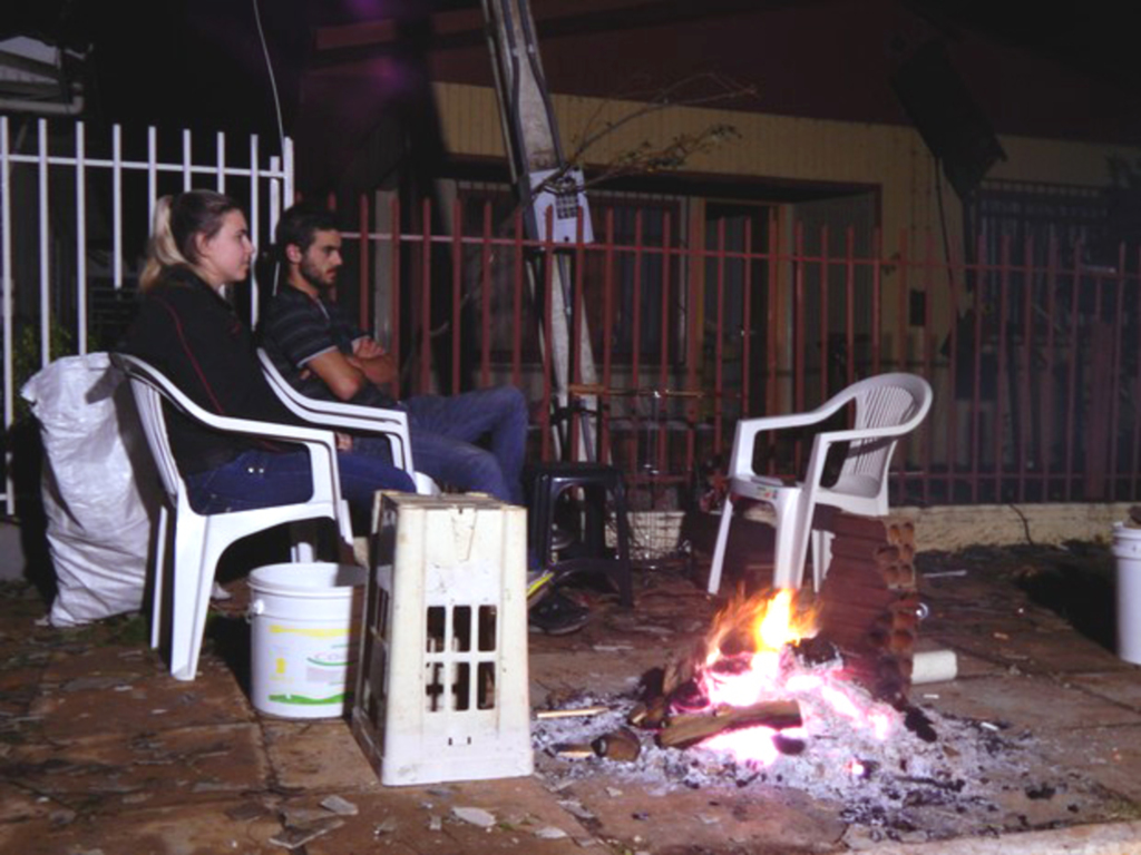 Casal faz ronda e se reveza em frente de residência após temporal em SC