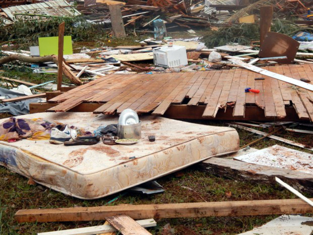 Pai salvou mulher e bebê antes de morrer em tornado em SC, diz irmão