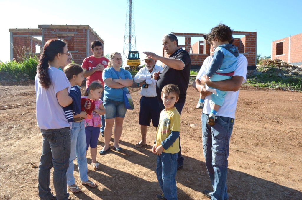 Famílias beneficiadas participam de visita técnica no canteiro de obras do loteamento 'Nova Capinzal
