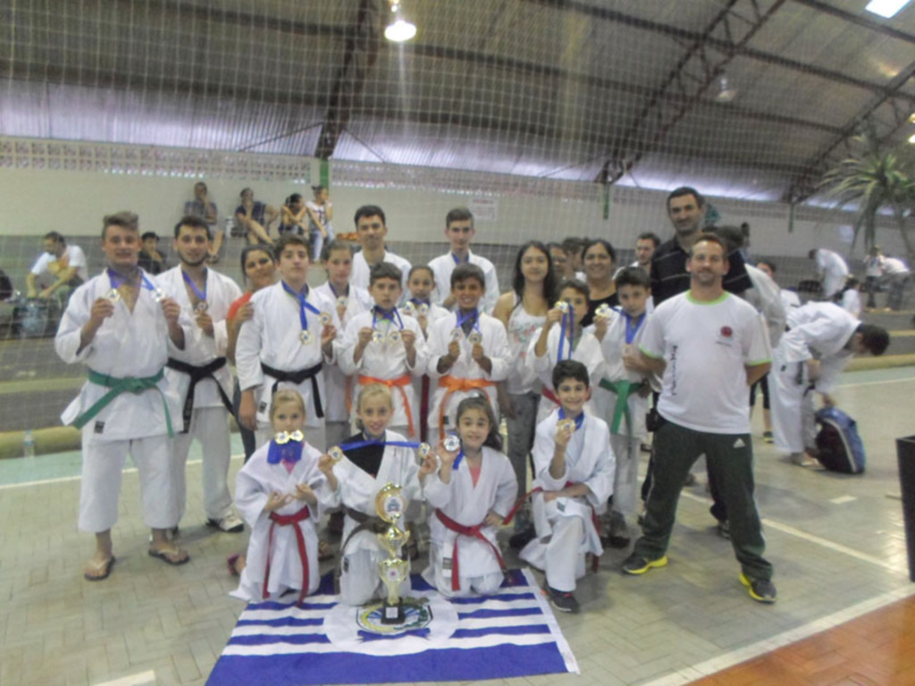 Karatê de Capinzal conquista 21 medalhas e Troféu no Campeonato Estadual