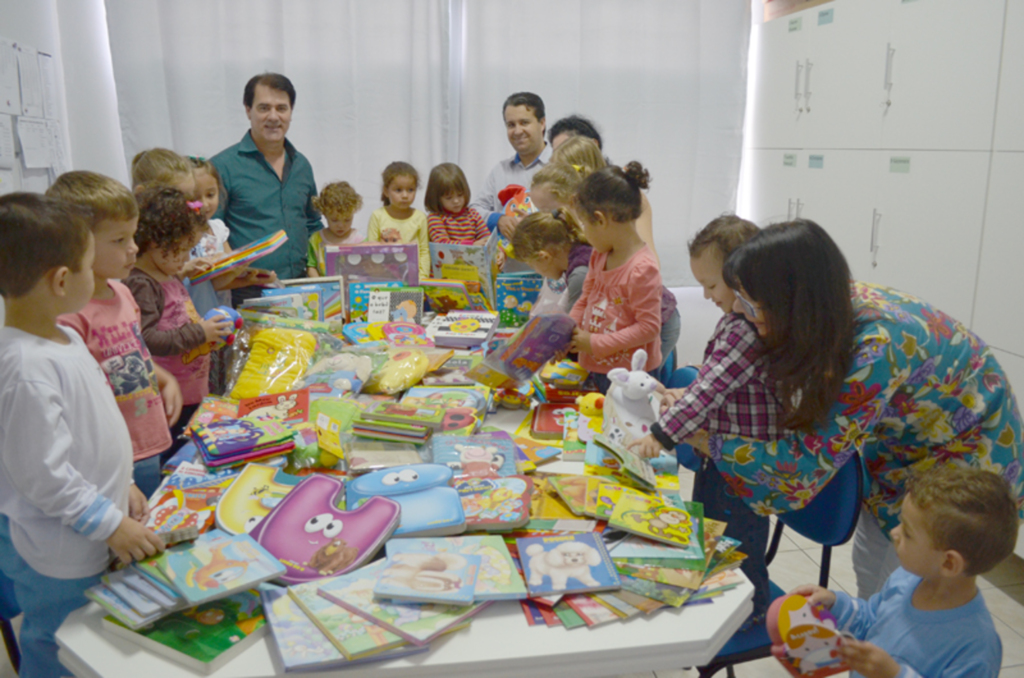 Prefeito e Secretário da Educação entregam Kits pedagógicos de leitura