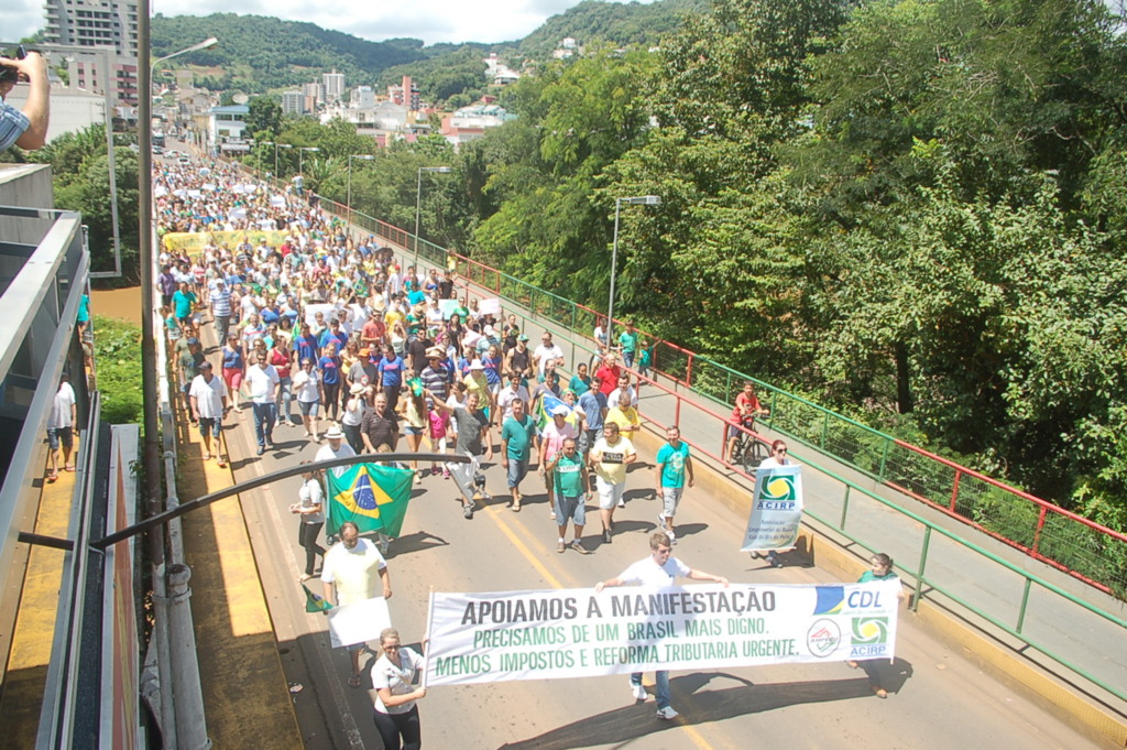 O Tempo ? um jornal de fato registra protesto contra a política econômica
