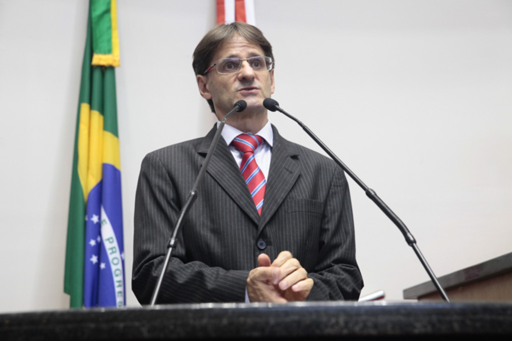 Saretta diz que não é justificável economizar cortando o salário dos professores