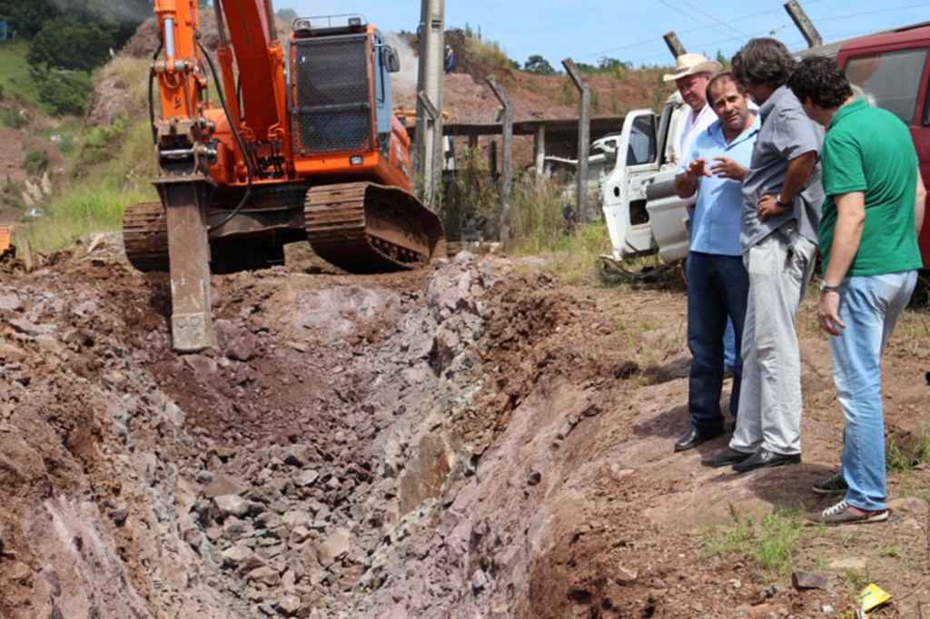 Mendes visita obras da Casan e do Contorno Norte