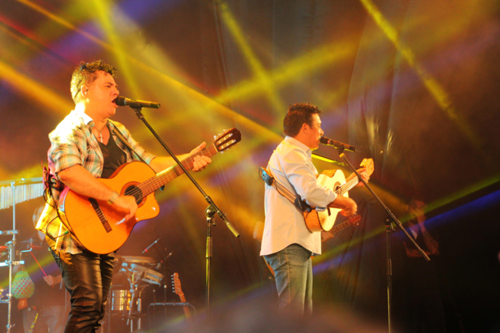 Cezar e Paulinho fazem o show de aniversário de Piratuba