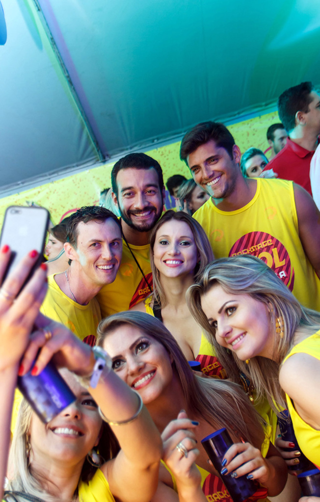 Bruno Gissoni faz festa com fãs no Backstage Skol Joaçaba