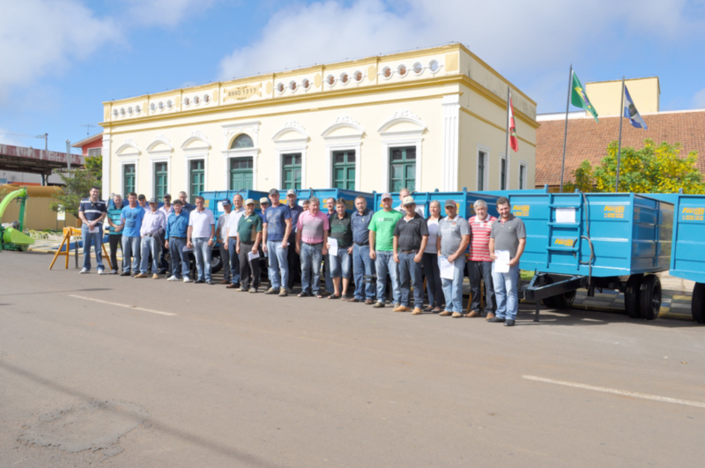 Prefeitura de Campos Novos entrega 13 implementos agrícolas a Associações de Produtores Rurais