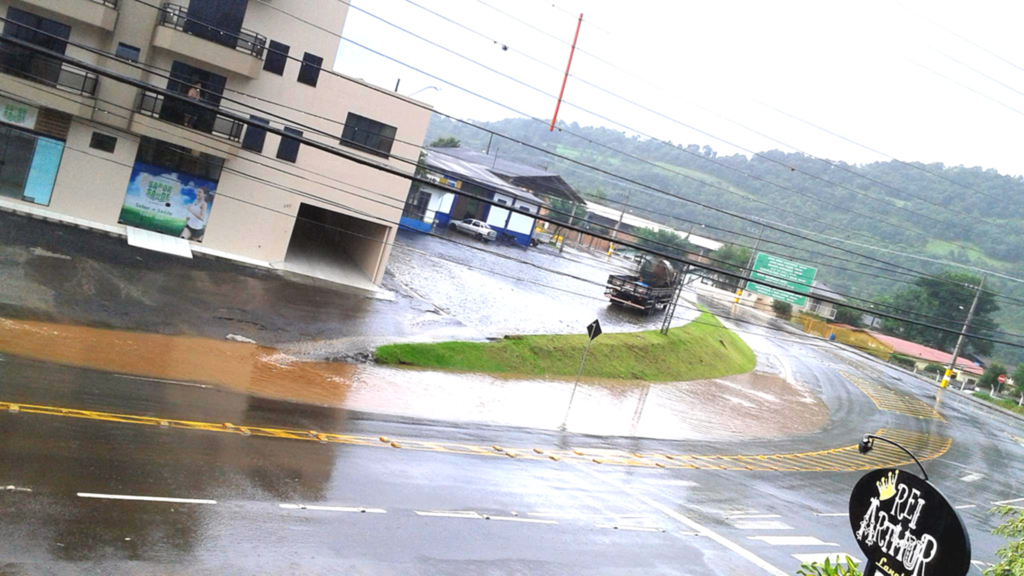 Chuva torrencial quase paralisa o livre trânsito