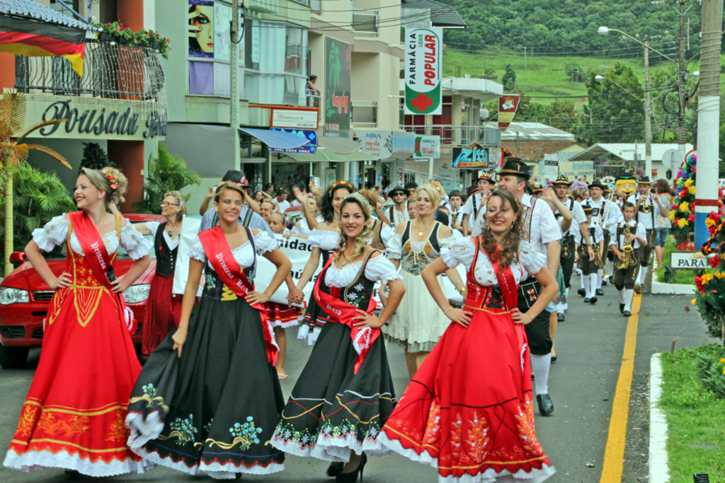 Desfile das Origens é realizado durante o Kerb de Piratuba