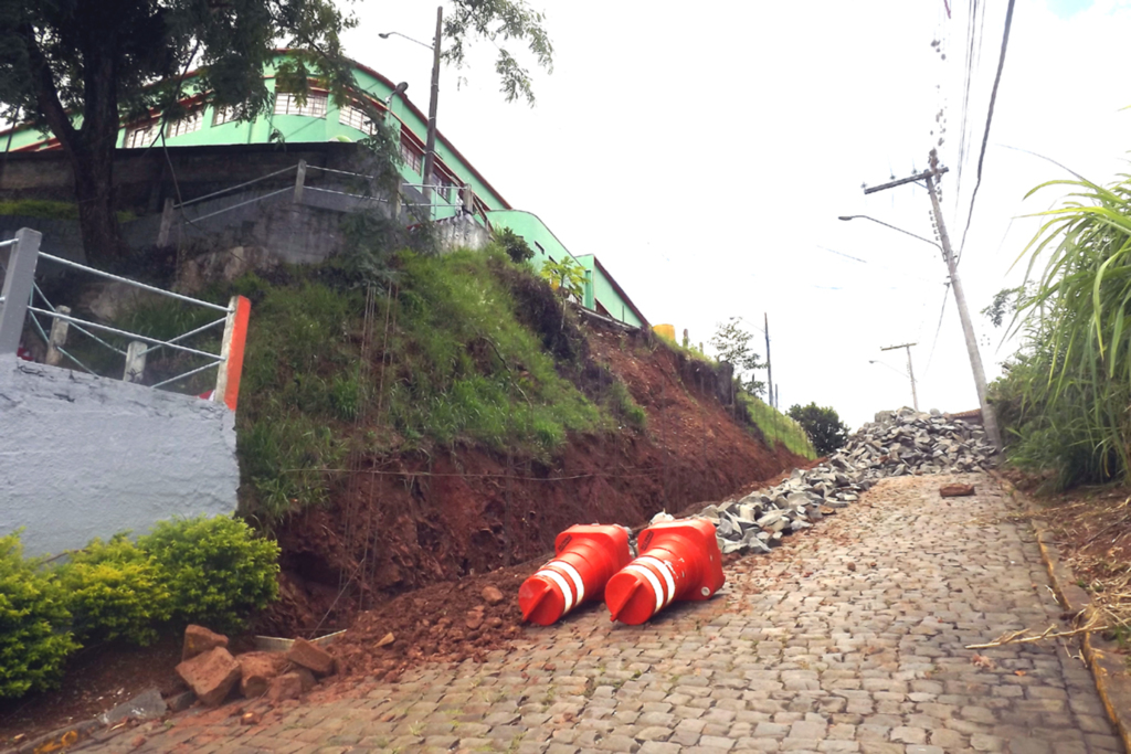  - Na quarta-feira, 21 de Janeiro de 2015, a nossa Reportagem novamente fotografou a atividade de construção de muro de contensão e de sustentação da Rua Frei Tito Olivretto, sendo levantado na Rua Carmelo Zocolli, porém, inicia no meio-fio e termina dentro da via pública, passando do alinhamento com a escadaria. É um bem necessário a construção de muro, já que no local é um barranco que veio parte abaixo, desde que tenha passagem sobre o mesmo para pedestre (passeio / calçada) e que também coloquem uma camada asfáltica sobre o calçamento que está escorregadio para os pedestres,