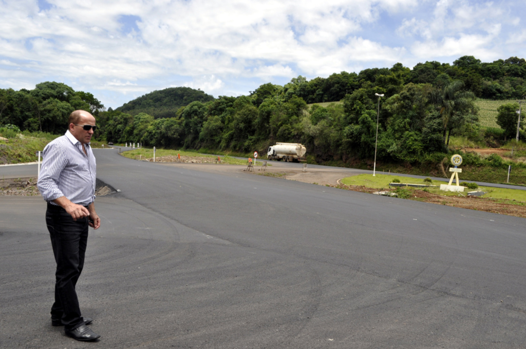 Prefeito visita obras no trevo de acesso à Herval d? Oeste na BR 282