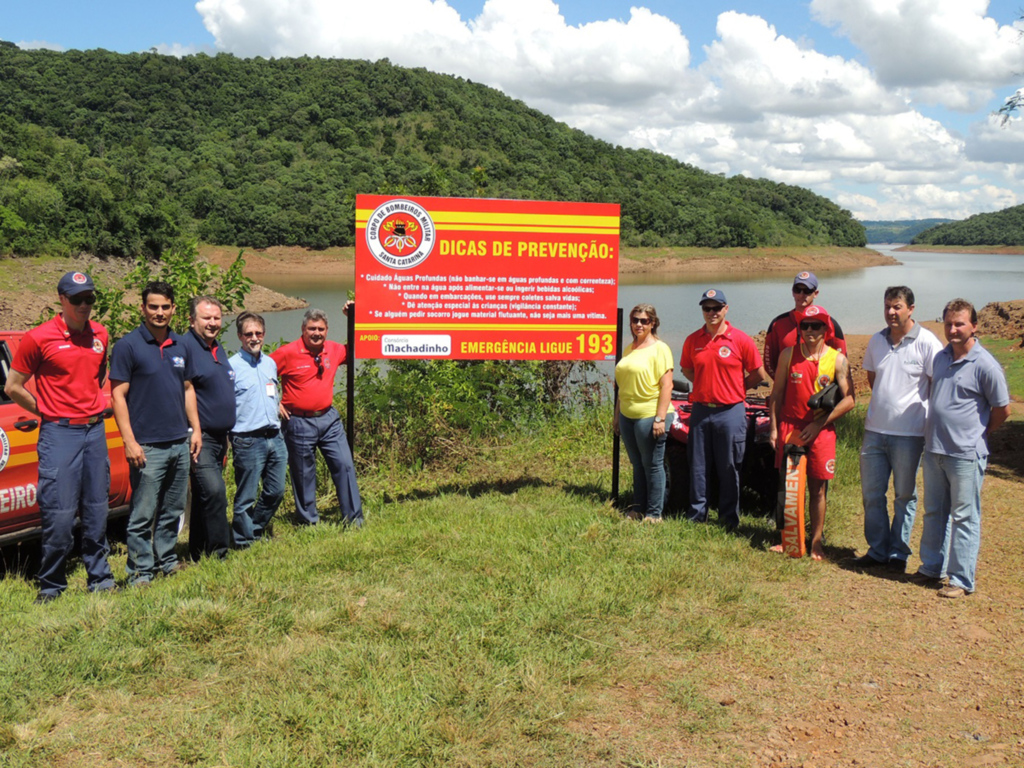 Placas de conscientização para banhistas são instaladas na beira do lago da Usina Hidrelétrica