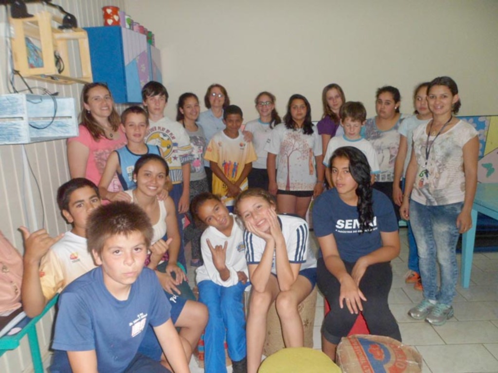 ESCOLA MUNICIPAL ERNESTO HACHMANN E CECON TROCAM  EXPERIÊNCIAS