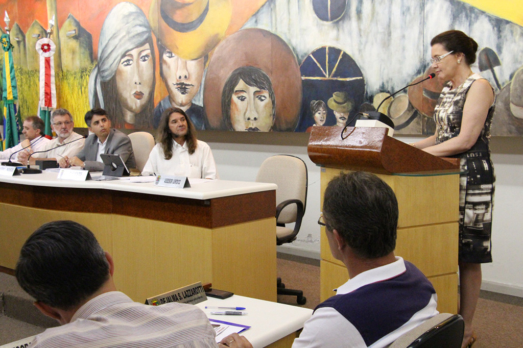 Reitora da UnC apresenta dados no Legislativo