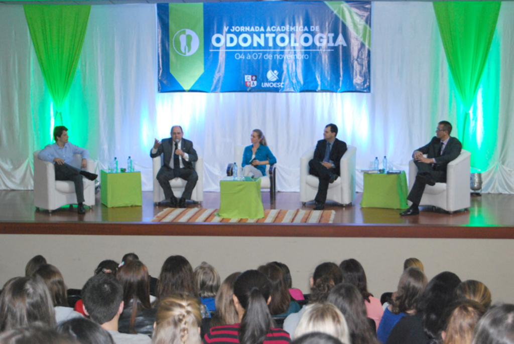 Acadêmicos debatem sobre a responsabilidade civil do cirurgião dentista
