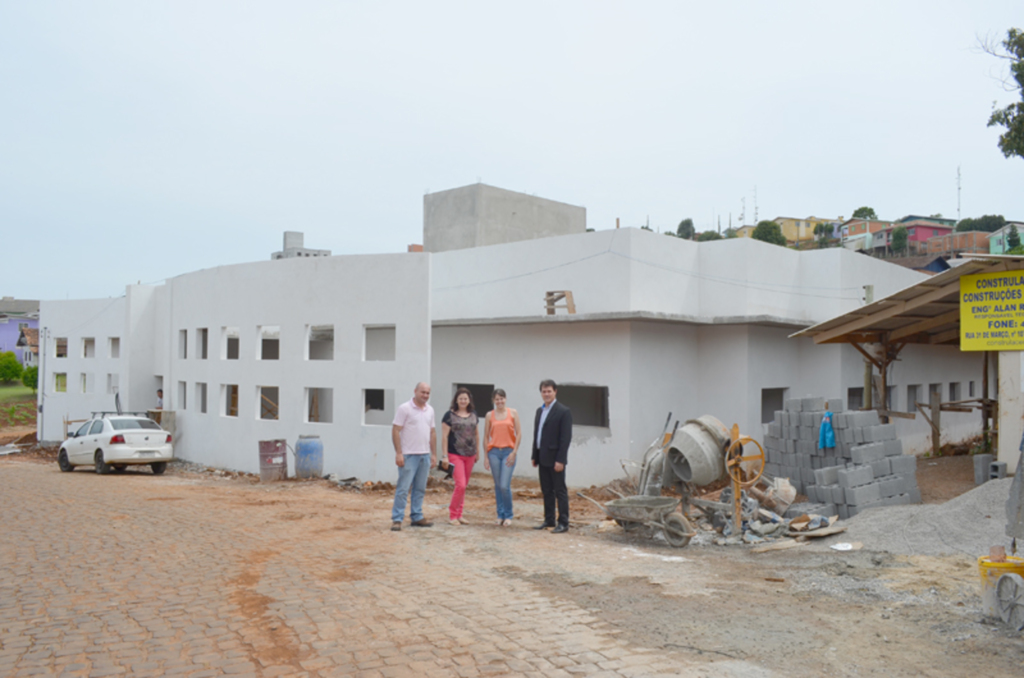 PREFEITO VISITA OBRAS DO CENTRO DE REABILITAÇÃO FISIOTERAPÊUTICO DE CAPINZAL.