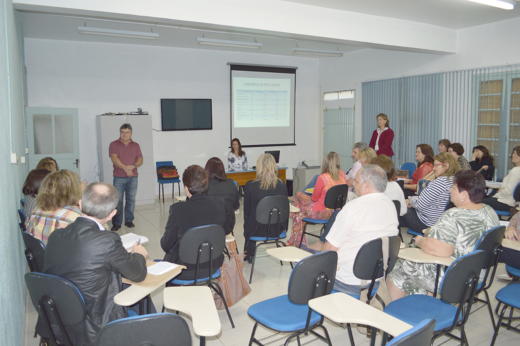 Gered promove reunião com gestores escolares e representantes dos conselhos deliberativos