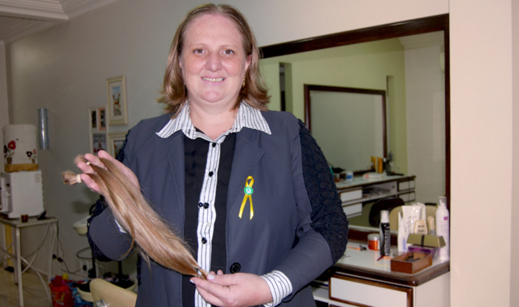 Professora dá o exemplo e doa fios de cabelo para confecção de perucas para crianças com câncer