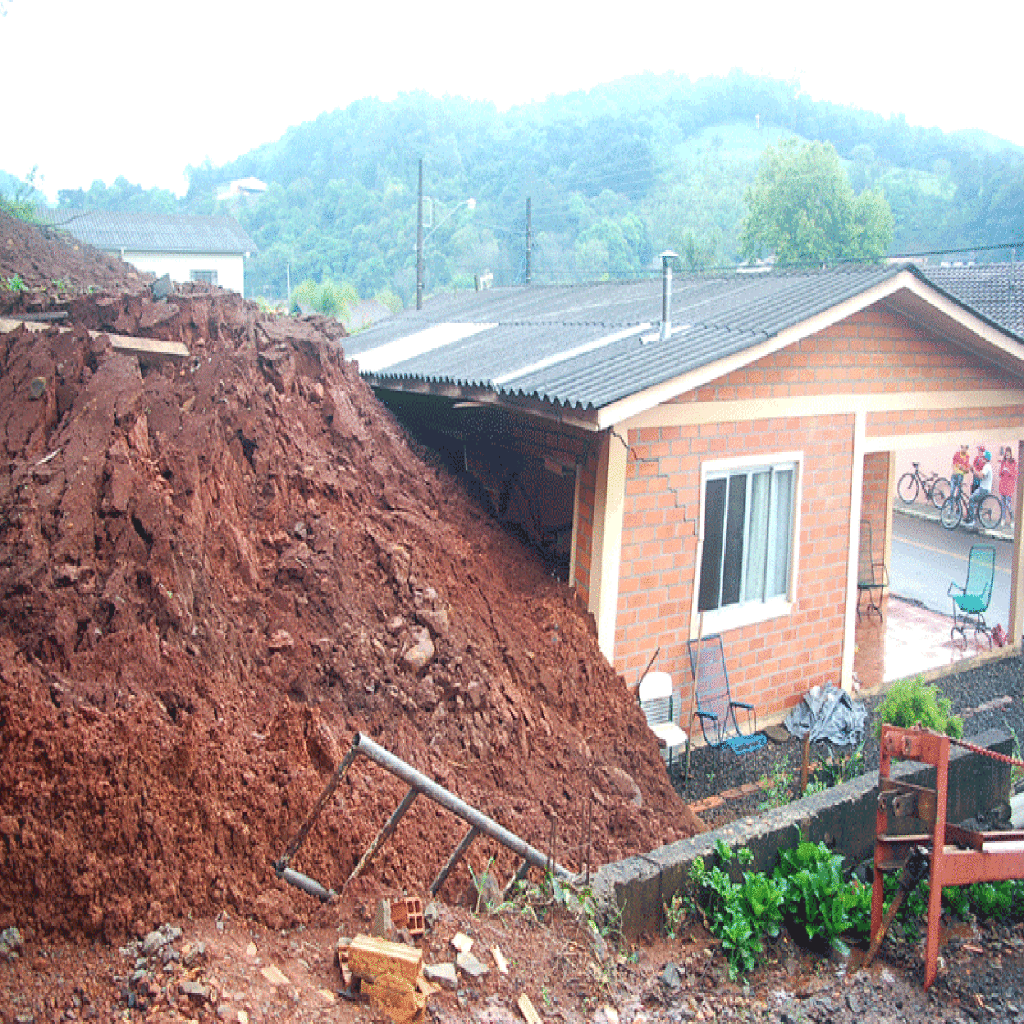 Deslizamento atinge residência e estouro de açude bloqueia estrada geral em Lacerdópolis