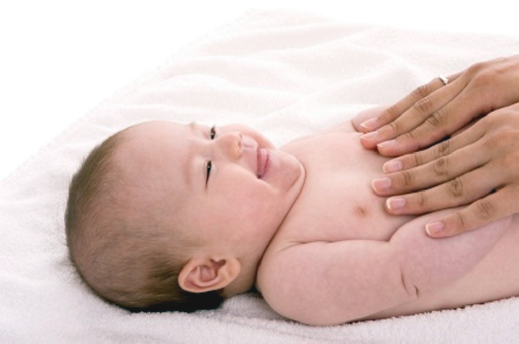 Osteopatia pediátrica trata cólicas e refluxo em bebês