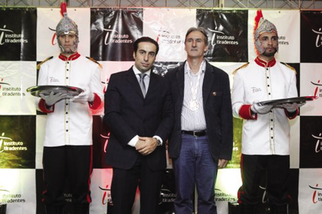 Vereador de Capinzal é homenageado pelo Instituto Tiradentes, com a Medalha Alferes