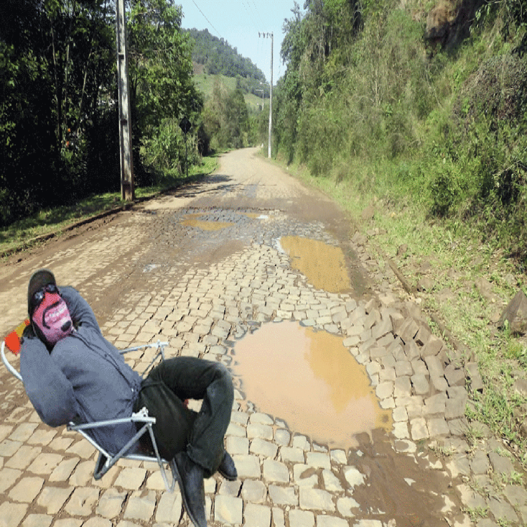 João Buracão em ação na estrada cheia de buracos e obstáculos