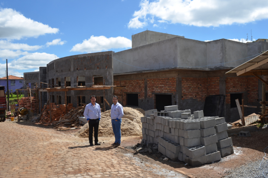 PREFEITO VISITA OBRAS DO CENTRO DE REABILITAÇÃO FISIOTERAPEUTICO E  RODOVIÁRIA DE CAPINZAL.